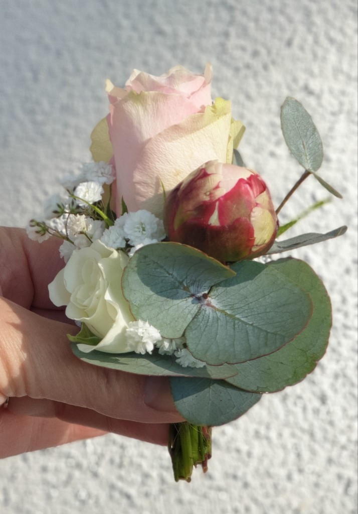 Deze prachtige Handgebonden Corsage leer je maken bij After All Vakopleidingen Bloemschikken.