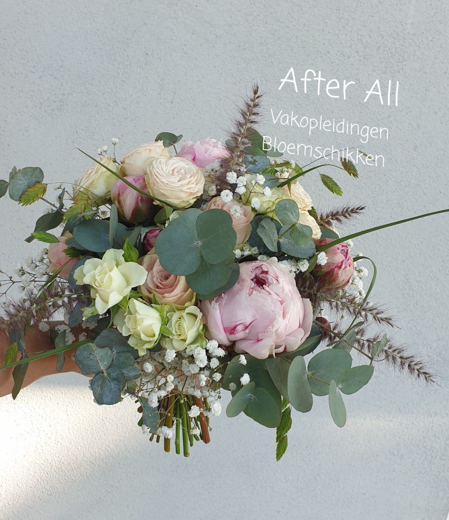 Dit prachtige Handgebonden Bruidsboeket leer je maken bij After All Vakopleidingen Bloemschikken.