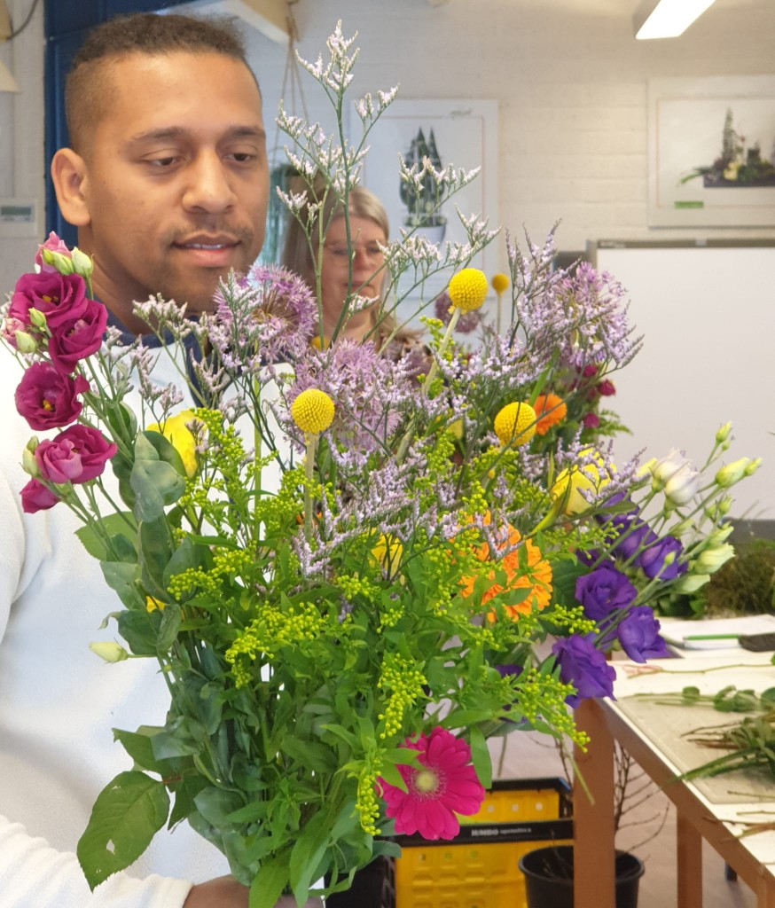 Rafael heeft veel geoefend op zijn Plukboeket. Hij maakt ze nu ook in de winkel...