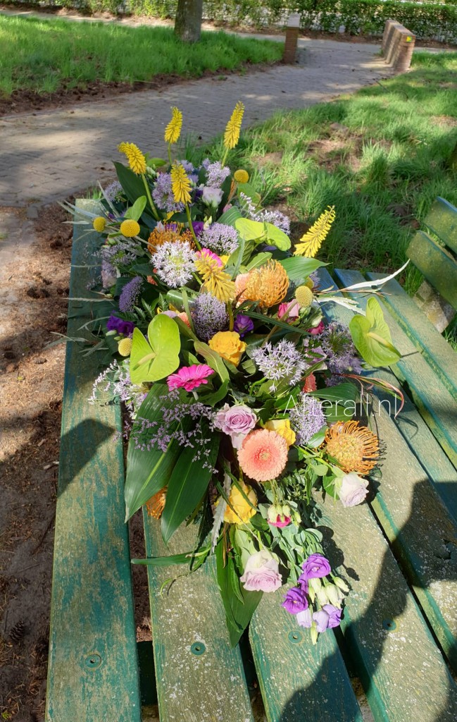 Een kistversiering gemaakt tijdens de Vervolg Vakopleiding van After All Vakopleidingen Bloemschikken.