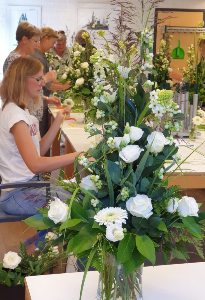 Een vaasschikking, gemaakt tijdens de Vakopleiding Bloemschikken van After All.